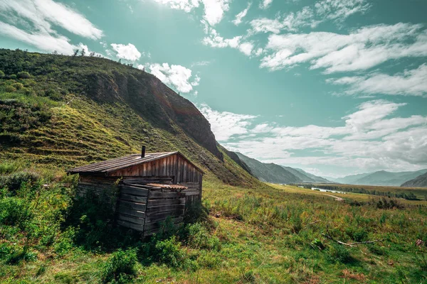 山に囲まれた羊飼いの家 — ストック写真