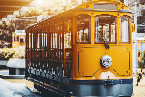 里约热内卢游客用黄色邦德电车 — 图库照片