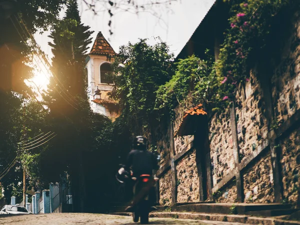 Gezellige straat in Brazilië met het passeren van biker — Stockfoto