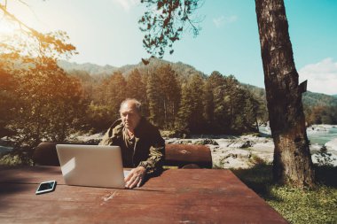 Kafkas forester işleri onun moor içinde laptop yolu ile yaşlı
