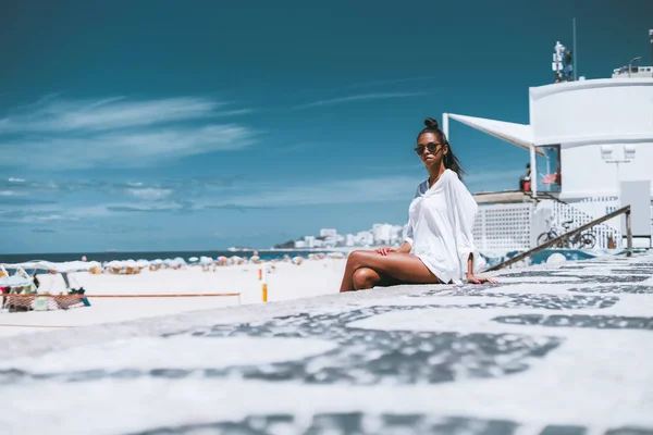 Svart ung kvinna i solglasögon nära stranden — Stockfoto