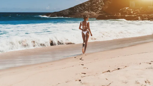 Vista posteriore della ragazza afro a piedi vicino al mare — Foto Stock