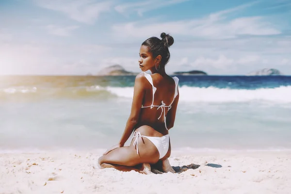 Czarny model młoda dziewczyna w strój kąpielowy na plaży — Zdjęcie stockowe