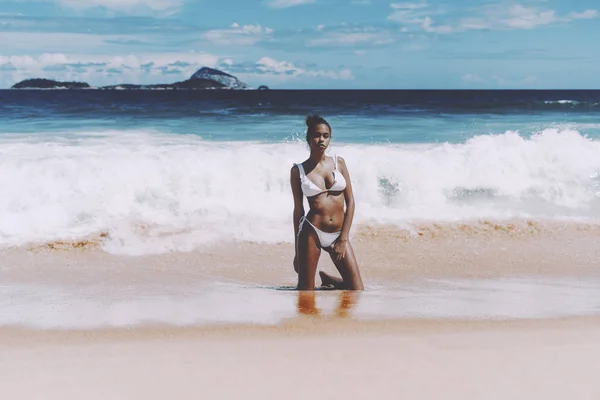 Afro-américaine fille avec océan vagues derrière — Photo