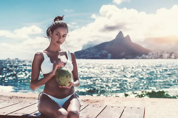 Retrato de mulher brasileira com coco e área de espaço de cópia — Fotografia de Stock