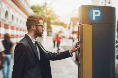 Açık havada park metre kullanarak iş adamı