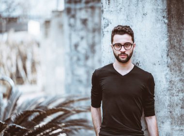 Ciddi genç adam gözlüklü, portre