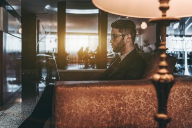Adam işveren ile dizüstü bilgisayar lobisinde bir otel
