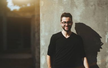 İyi adam gözlüklü ve sakallı