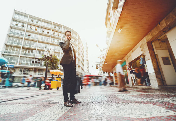 Работодатель в центре многолюдной улицы
