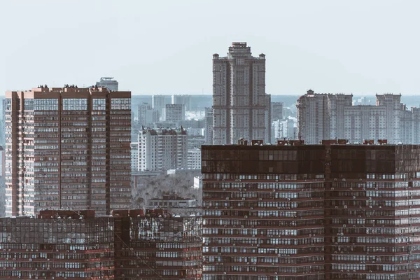 Zoom de tiro de paisaje urbano de invierno con muchas casas altas — Foto de Stock
