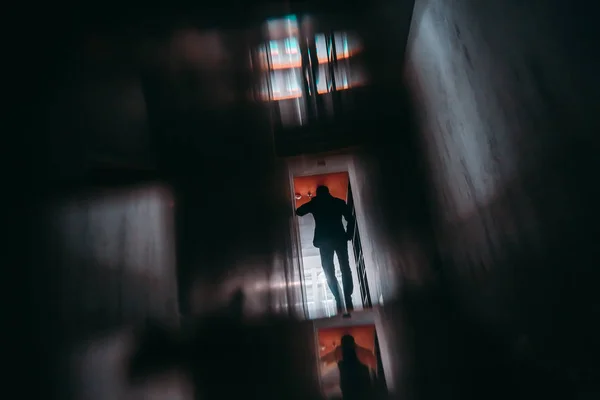 Karanlık office koridor siluet bir işadamı ile