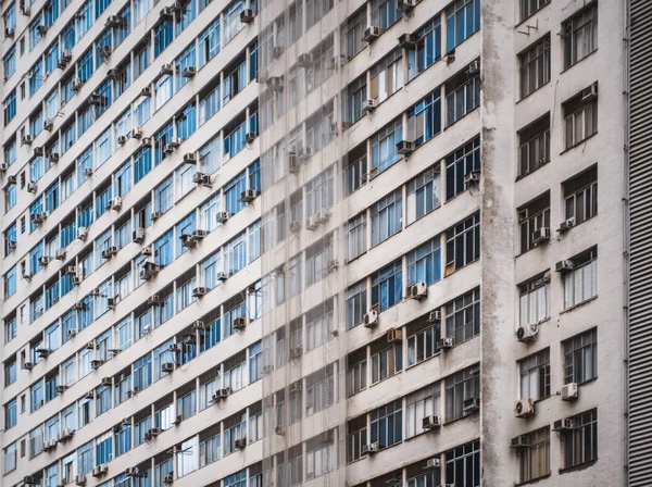 Fachada de casa de apartamentos de varios pisos en Brasil — Foto de Stock