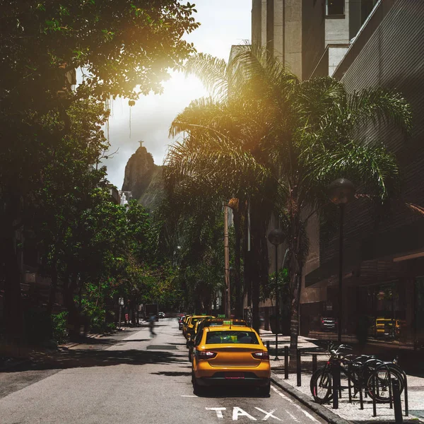 Rua no Rio com vários táxis — Fotografia de Stock