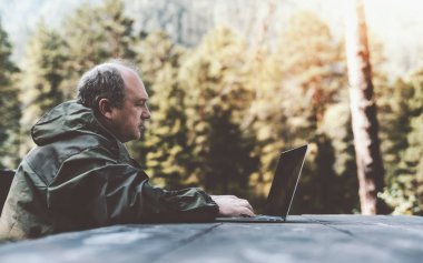 Avcı onun netbook açık kullanıyor