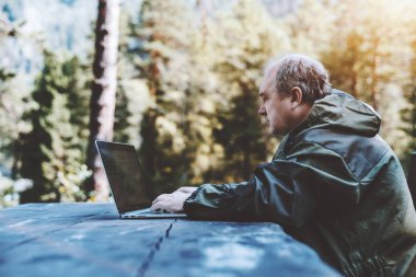 Oyun müdür onun netbook outfoors ile