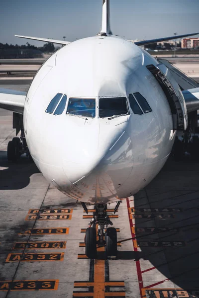 Αεροσκάφη αναμονή επιβίβασης στο αεροδρόμιο — Φωτογραφία Αρχείου