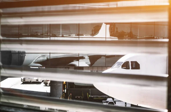 Vista del avión a través de las ventanas de una terminal de aeropuerto temporal — Foto de Stock