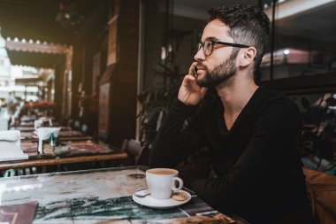 Hipster adam telefonda alarak sokak Cafe