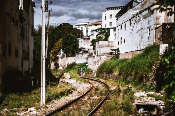 Tory kolejowe rozciągające się między domami na żywo — Zdjęcie stockowe