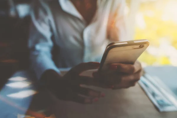 Téléphone portable dans les mains d'une fille noire — Photo