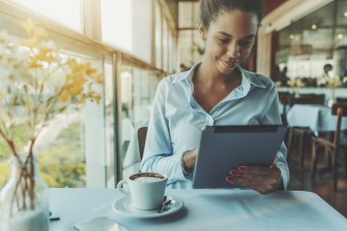 Siyah kadın serbest meslek Restoran tablet pc ile