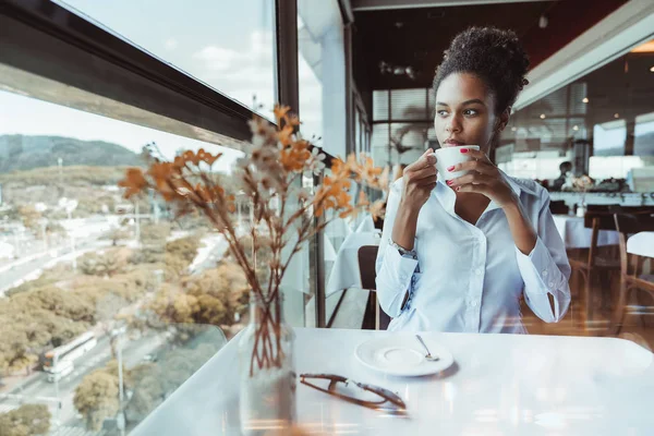 Menina preta Pensive no café com xícara de cacau — Fotografia de Stock