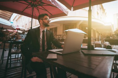 Gözlüklü adam işveren ile laptop kafe açık havada