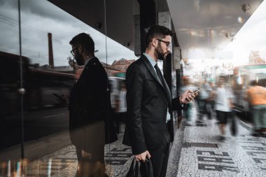 Cep telefonu kullanarak sokakta işadamı