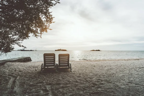 Due chaise longue vuote sulla spiaggia di sabbia — Foto Stock