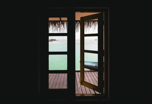 Weergave van zeegezicht van gedeeltelijk geopend venster van een shack — Stockfoto