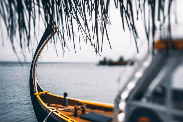 Tiltshift vista de um barco colorido perto de uma urdidura — Fotografia de Stock