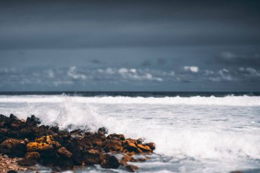 Tiltshift görünümünü taşlı deniz kıyısı
