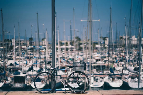 さびた自転車アウトドア マリーナの岸壁にコンテナー ボックス — ストック写真