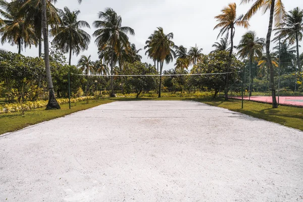 Volleyballplatz in tropischem Luxus-Resort umgeben von Palmen — Stockfoto