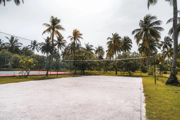 Volejbalové hřiště v Luxusní tropický rezort obklopený palmami — Stock fotografie