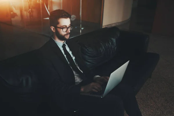 Homem empreendedor com o netbook no escritório — Fotografia de Stock