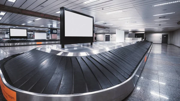 Bandas transportadoras con plantillas de pantallas, terminal del aeropuerto — Foto de Stock