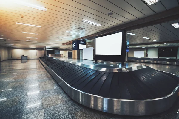Cinta transportadora de equipaje vacía en la moderna terminal del aeropuerto — Foto de Stock