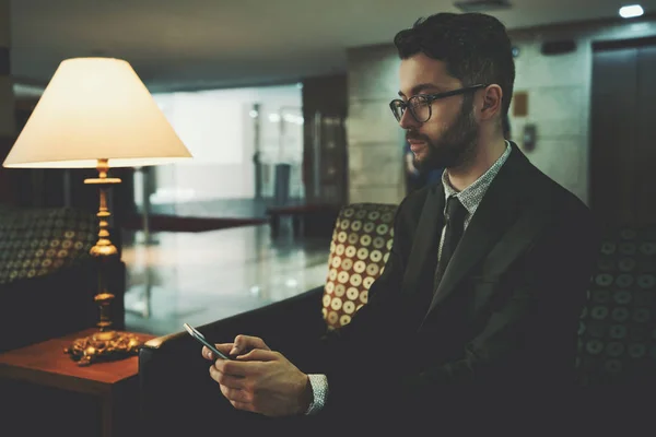 Молодой предприниматель с бородой, используя свой мобильный телефон — стоковое фото