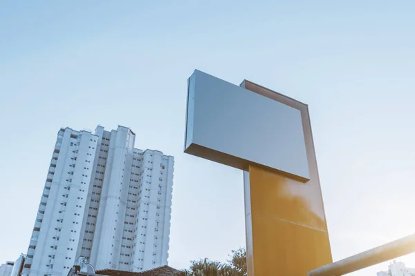 Modelo de banner da cidade informativa de metal vazio — Fotografia de Stock