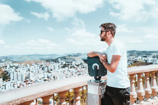 Handsome man with the beard observing an urban landscape — Stock Photo, Image