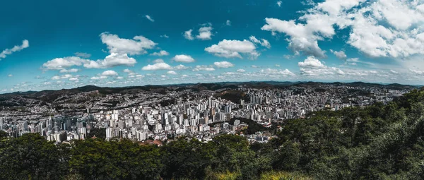 Juiz de Fora panoramautsikt över stadsbilden från en hög punkt — Stockfoto