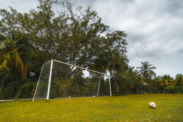 Porte de football et partie du terrain de football — Photo