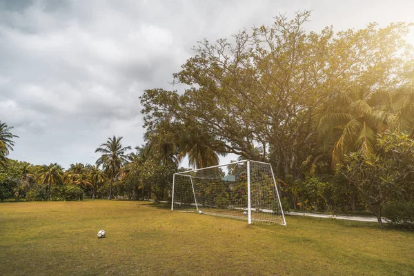 Portes de football, terrain et balles, station en plein air — Photo