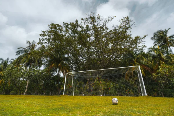 Portas de futebol, campo e bolas, resort ao ar livre — Fotografia de Stock