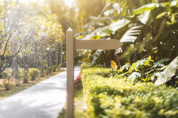 Gabarit de poteau blanc en bois avec la voie proche, resor tropical — Photo