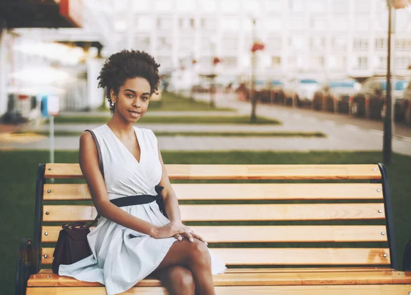 美国黑人女孩在街头长凳上 — 图库照片