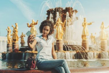 Kendini nea fotoğraf için cep telefonu kullanan Brezilyalı genç kız
