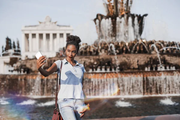 巴西十几岁的女孩用手机拍摄自己的照片 — 图库照片